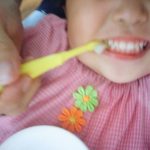 フッ素入り歯磨き粉は飲むと危険!2歳児には飲み込んでも大丈夫な安心できる歯磨き粉を使ってあげよう