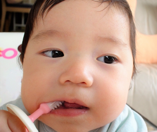 １歳の赤ちゃんの歯磨きができない！と悩んだら。歯磨きのやり方を変えてみよう