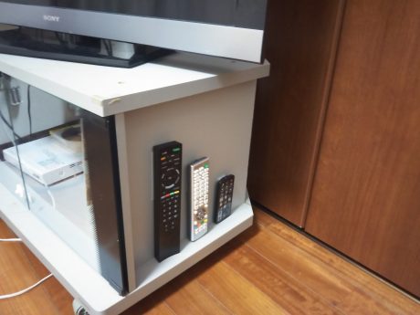 リモコン置き場はテレビ台の壁!賃貸でも100均で問題解決♪