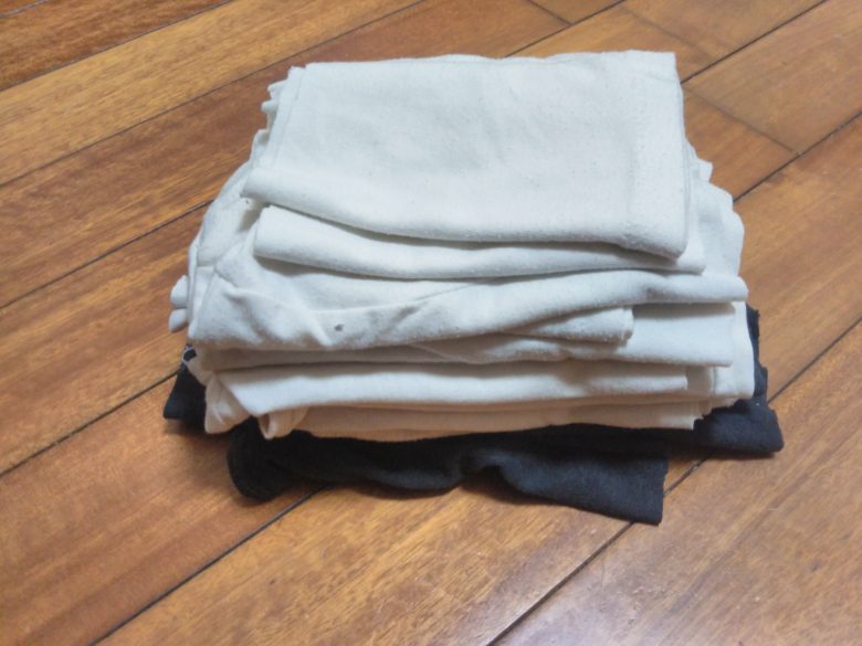 古Tシャツで使い捨て雑巾（ウエス）を簡単に作る方法！面倒と感じている方へ | 片付けブログ「ずぼらイズ」｜子育て中のずぼら主婦による汚部屋お片付けの記録